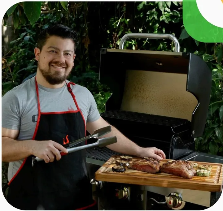 Empresaria con flores representando historias de reinvención