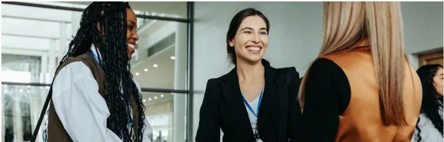 Mujeres conversando durante una sesión de networking